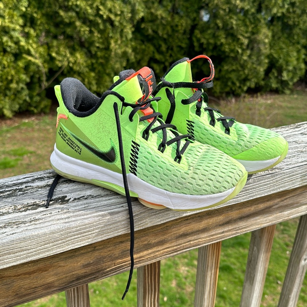 Size 7 youth Nike lebron basketball sneakers. Used condition.